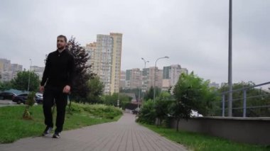 Şehir ortamında yürüyen bir adam doğada rastgele bir an gösteriyor. Yaşam tarzı ve çağdaş şehir temaları için mükemmel