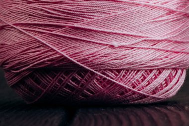 Teknik olarak pembenin pembeleşmiş iplikleri yakın plan çekimde. Tam bir çerçeve içinde dikiş için ipek iplikler bir skein