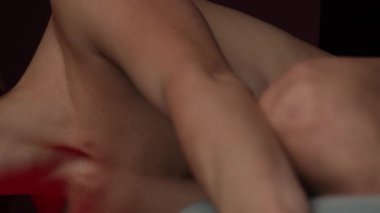 Manken, kadın vücudunun bazı kısımlarını çıplak olarak kaplıyor. Modern sanat fotoğrafçılığında tartışmalı bir ışık ve bir manken. Mankenli bir kadının çıplak fotoğrafı.