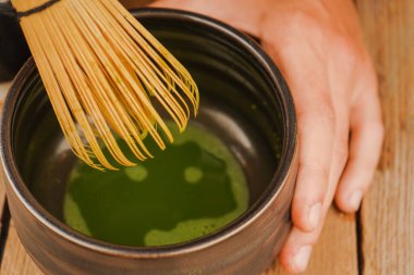 Geleneksel bambu kibrit çırpıcı el ele tutuşur. Tahta masadaki kibrit kutuları. Çay kültürü, rahatlama ve doğal yaşam için mükemmel.