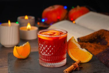 Kırsal arka planda sıcak kırmızı şarap. Seçici odaklanma. Sığ alan derinliği