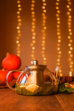 Bitkilerle siyah çay demleme süreci, siyah çay ile cam çaydanlık, siyah çay, limon, kireç ve kaynayan suda ıslatılmış nane, buhar çaydanlığın üzerinde yükselir.