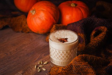 Bu aromatik masala içeceğiyle ısın. Toprak baharatlar, kremalı süt ve hafif bir tatlılık her yudumu unutulmaz kılıyor.