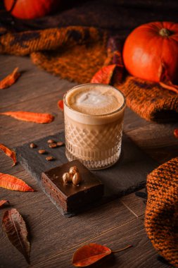 Yumuşak, kremalı bir yudum için kadife latte, güçlü bir espresso ve mükemmel buğulanmış süt karışımı ile ısıt.