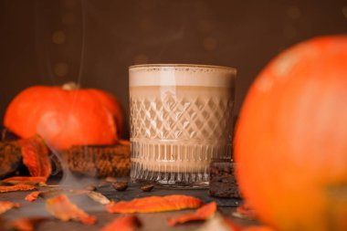 Sert espresso bazlı köpüklü bir kapuçino, pürüzsüz buğulanmış süt ve kalın, kremsi bir köpük.