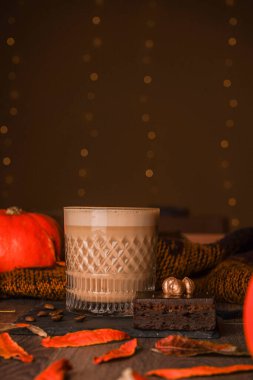 Kremalı latte, espresso ve süt buğulama. Yumuşak, köpüklü ve rahatlatıcı bir kahve deneyimi için mükemmel dengelenmiş.