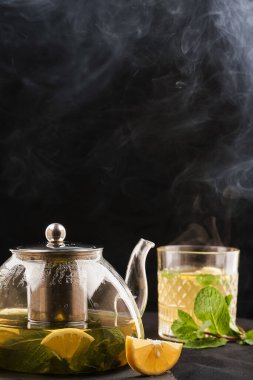 Kahverengi rom, kola, nane ve limonlu bir çaydanlıkta. Soğuk Long Island çay kokteyli ve ruhlar. Bir kafe tarifi.