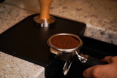 Kahve arkaplanı - üst manzara. Kahve kabında kahve, kahve çekirdeği. Boşluğu kopyala