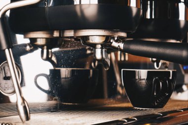 Profesyonel bir kahve makinesiyle bir kafede kahve yapmak. Kahve makinesinde bir damla su görülebilir. Kahve dükkanına yakın çekim.