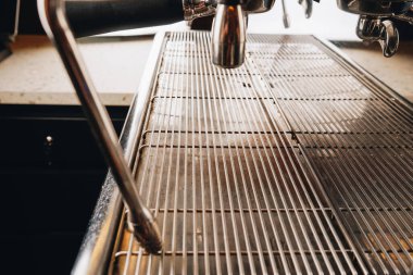 Kahve makinesinin bir parçası. Buhar çıkaran bir buhar makinesi. Kapat.