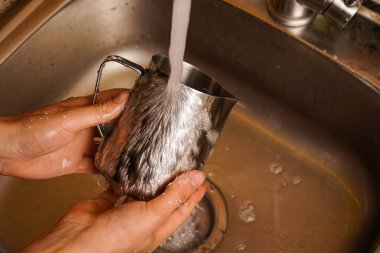 Baristalar sürahinin her köşesine zahmetsizce ulaşmak için özel bir temizlik süngeri kullanırlar.