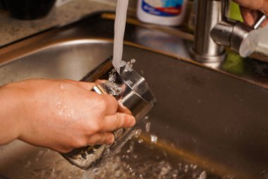 Sürahiyi temiz suyla iki kez durulamak sabun sürmemesini sağlar, içkileri güvenli ve lezzetli tutar.