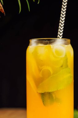 Limonlu kokteyl, koyu arka planda ezilmiş buz, bar konsepti ve seçici odaklı resim
