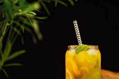 Limonata pırıl pırıl parlıyor, narenciye aksanı da renk katıyor. Karanlık arka plan, bu canlandırıcı klasiğin tadını çıkarmanız için sizi davet eden parlak ışığına zıt düşüyor.