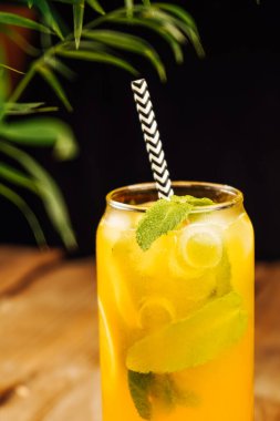 Bu nefis aromalı ev yapımı limonata, duyulara iyi gelir. Karanlık zemine karşı ışıltılı, ferahlatıcı bakışı çarpıcı bir görsel cazibe yaratıyor.