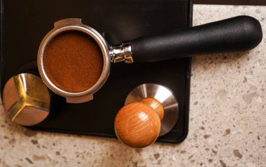 Barista Kafe 'nin yakın çekimlerinde kahveleri elle hazırlarken bir kafede tıkınma kullanıyorlardı.