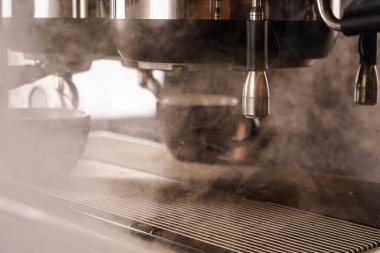 Modern espresso kahve makinesi. Mutfağı yakın plan. Bir kahve dükkanında.