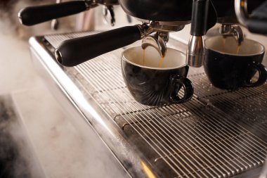 Profesyonel kahve makinesinden espresso kahve çıkarma, dipsiz filtresi, kahve makinesinin kahve damlasının yakın çekimi.