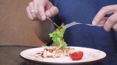 Bekar bir adam dışarıda kahvaltı yapıyor. Bir adam kahvaltını kafedeki bir masada tek başına geçirir. Sağlıklı beslenmenin bir sembolü olarak yiyecek ve içecekler