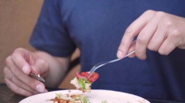 Bir adamın iştahla yediği yarım tabak yemek artıklarıyla. Dışarıda nefis bir kahvaltı.