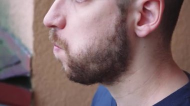 Yemek teması için mükemmel. Yüzünde bir gülümsemeyle, genç bir adam lezzetli kahvaltısını çiğniyor.