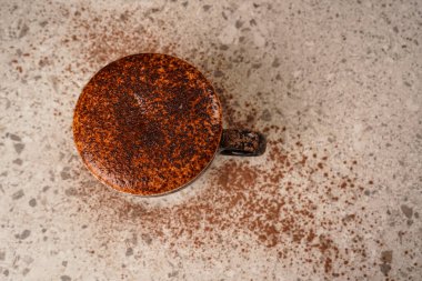 Ahşap arka planda koyu kahve fincanı, seramik fincan kakao, espresso kahve, köpüklü lezzetli içecek, sütlü latte, kremalı kapuçino.