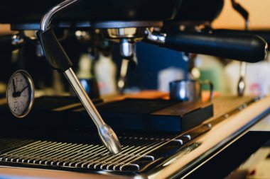 Sabah rutini. Mutfaktaki kahve makinesinde taze espresso yapıyorum.