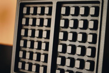 Waffle makinesinin en lezzetli gözlemeleri yapmak için en iyi manzarası. İzole bir arkaplanda
