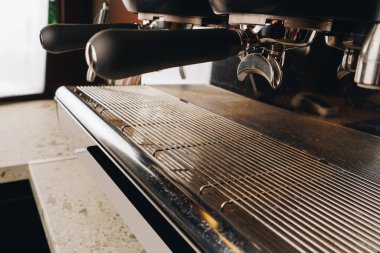 Profesyonel kahve makinesini yakından çekerek, parlayan ışıklar ve detaylı mekanizmalar taze, zengin espresso demlemedeki ustalığını vurgular.