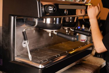 Bu son model kahve makinesi her kahve severin zevki ve tercihi için özelleştirilebilir demleme ayarları sunar.