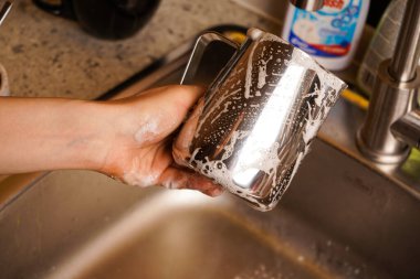 Baristalar sürahiyi sterilize etmek, bakteri ve kokuları yok etmek için gıda güvenlikli deterjan kullanırlar.