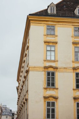 Viyana, Avusturya - 12 Mayıs 2019: Ahşap pencereli eski sarı bina. Antik Avrupa 'daki binaların mimarisi
