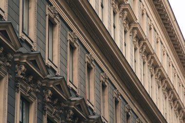 Viyana, Avusturya - 12 Mayıs 2019: Soldan sağa doğru ham pencere. Konut binalarının antik mimarisi. Seçkin bir ev, pencerelerinin yakın plan fotoğrafı. Dairelerin Avrupa mimarisi