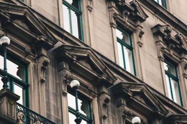 Viyana, Avusturya - 12 Mayıs 2019: Barok ve gotik dış görünüş. Konut binalarının antik mimarisi. Dairelerin Avrupa mimarisi. Duvarlarda antika desenler olan bina