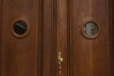 Viyana, Avusturya - 12 Mayıs 2019: Tahta kapılar ön manzara. Eskimiş ahşap ahşap kapılı, kahverengi ahşap desenli ve metal saplı, yakın plan fotoğraf.