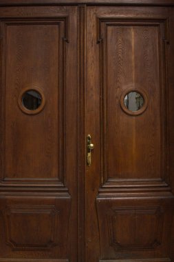 Viyana, Avusturya - 12 Mayıs 2019: Kahverengi ahşap desenli ve metal saplı klasik ahşap ahşap kapı, yakın çekim fotoğrafı. Tahta kapılar ön manzara