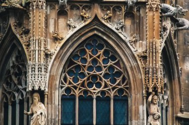 Viyana, Avusturya - 12 Mayıs 2019: Mimari ayrıntıları yakın plan yapmak. Manzara, detaylar, mimari ve süslemeler. Kısmi manzara Viyana 'daki görkemli St. Stephens Katedrali' ne bakıyor