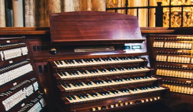 Viyana, Avusturya - 12 Mayıs 2019 Dört klavyeli bir kilise orgu yakın görüntüsü. Piyano klavyeleri dört hamlede. Profesyonel müzik aleti