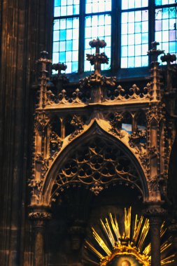 Viyana, Avusturya - 12 Mayıs 2019: Viyana 'daki St. Stephens Katedrali. Camdan pencereleri ve barok süslemeleri Gotik tarzda yapılmış Roma Katolik kilisesi. Stephansdom Kilisesi