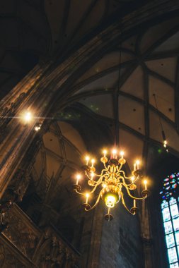 Viyana, Avusturya - 12 Mayıs 2019: Gotik tarzda işlenmiş cam pencereli ve barok süslemeli Roma Katolik kilisesi. Viyana 'daki St. Stephens katedralinin içi. Kilise avizesi ışığı