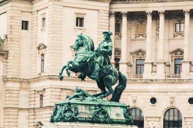 Viyana, Avusturya - 12 Mayıs 2019: Hofburg İmparatorluk Sarayı 'nın önünde at üstünde insan heykeli, doğal ışık heykeli heykeli görkemli görünümü artırır. Büyük format çekimi. Avusturya İmparatorlarının Konutu.
