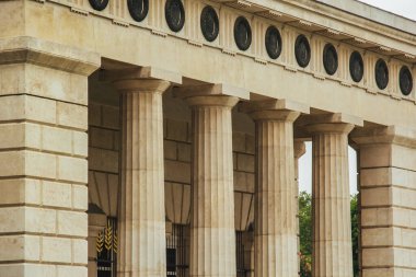Viyana, Avusturya - 12 Mayıs 2019: Çiğ sütunlar. Arkasında klasik sütunlar ve tuğlalar olan büyük bir bina. Mimari önem taşıyor, muhtemelen bir müze ya da hükümet binası.