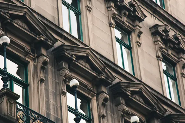 Viyana, Avusturya - 12 Mayıs 2019: Barok ve gotik dış görünüş. Konut binalarının antik mimarisi. Dairelerin Avrupa mimarisi. Duvarlarda antika desenler olan bina