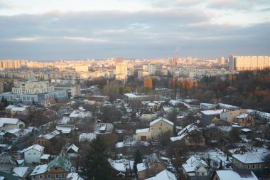 Penceremin dışındaki manzara, yeri kaplayan ince bir kar tabakasını ortaya çıkarıyor.