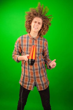 Saç kurutma makinesinden hafif bir meltem esiyor, bukleleri zıplıyor ve gömleği Chroma Key ayarlarıyla mükemmel bir uyum içinde.