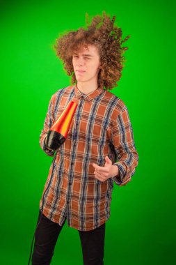 Saç kurutma makinesinden gelen neşeli bir esinti görünüşünü canlandırıyor, canlı Chroma Key sahnesine karışıyor ve adam kendine güvenerek gülümsüyor.