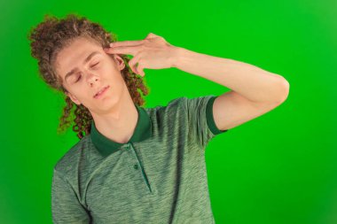 Gözleri şokla açıldı, canlı bukleleri olan adam şaşkınlıkla donuyor, canlı yeşil Chroma Key arka planıyla mükemmel çerçevelenmiş.