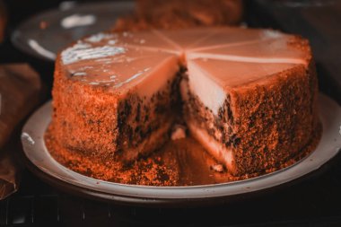 İçinde browni olan cheesecake. Bir vitrindeki çeşitli mini tatlılar. Modern fırın ya da pastane