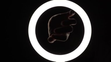 Bir sürü jest. Kadın eli yakın plan parmak figürleri yapar. parmak oyunu, nazik hareketler.