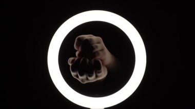 Bir sürü jest. Kadın eli yakın plan parmak figürleri yapar. parmak oyunu, nazik hareketler.